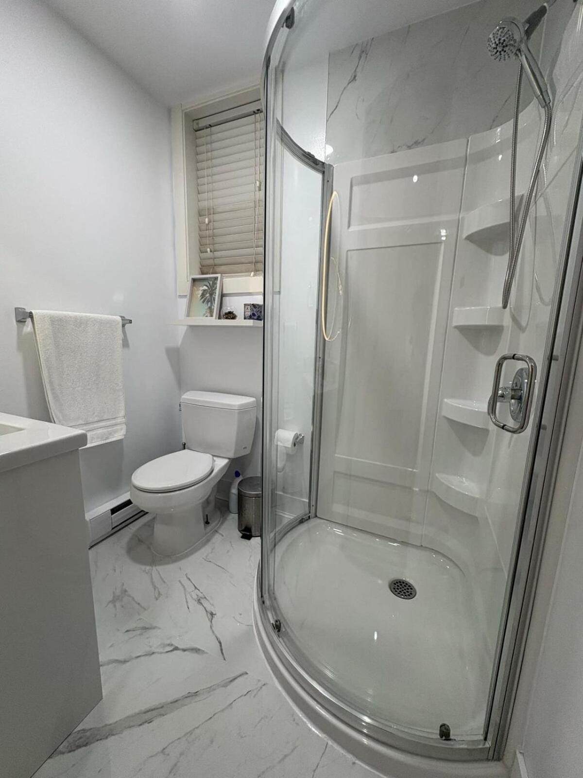 Guest Room With Private Bath In Langford Victoria Buitenkant foto