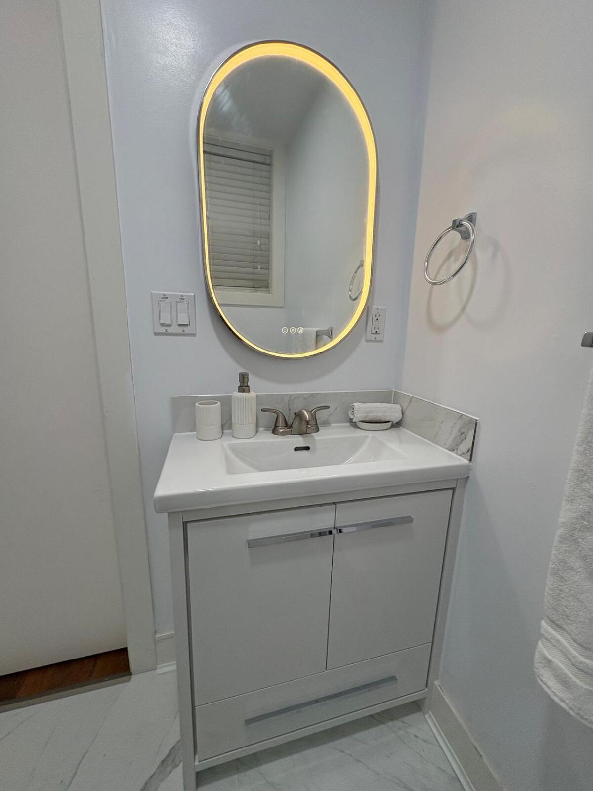 Guest Room With Private Bath In Langford Victoria Buitenkant foto