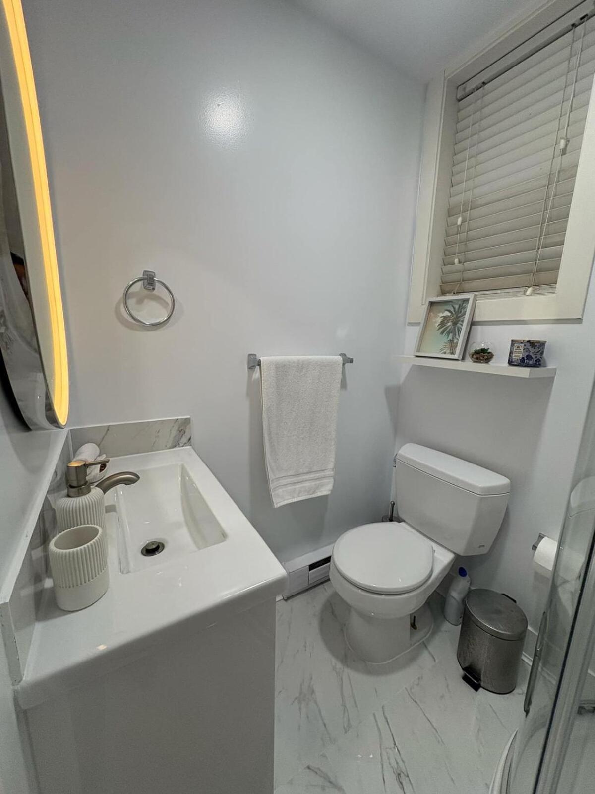 Guest Room With Private Bath In Langford Victoria Buitenkant foto