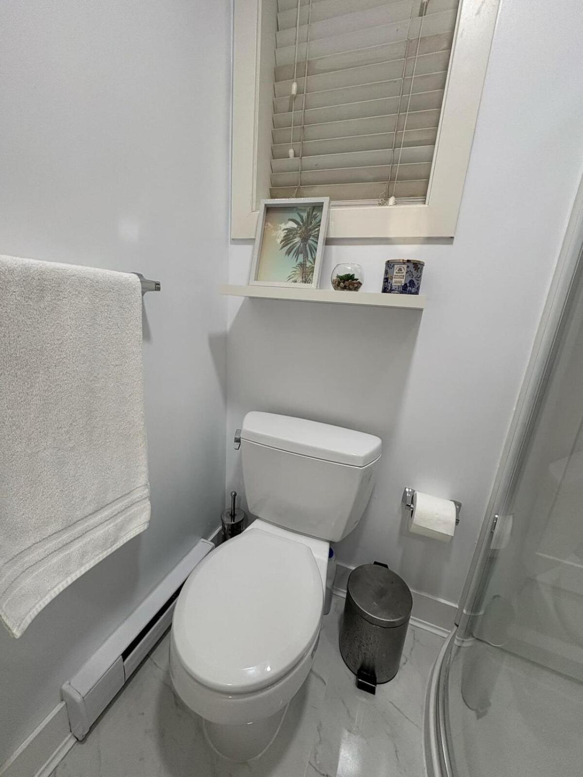 Guest Room With Private Bath In Langford Victoria Buitenkant foto