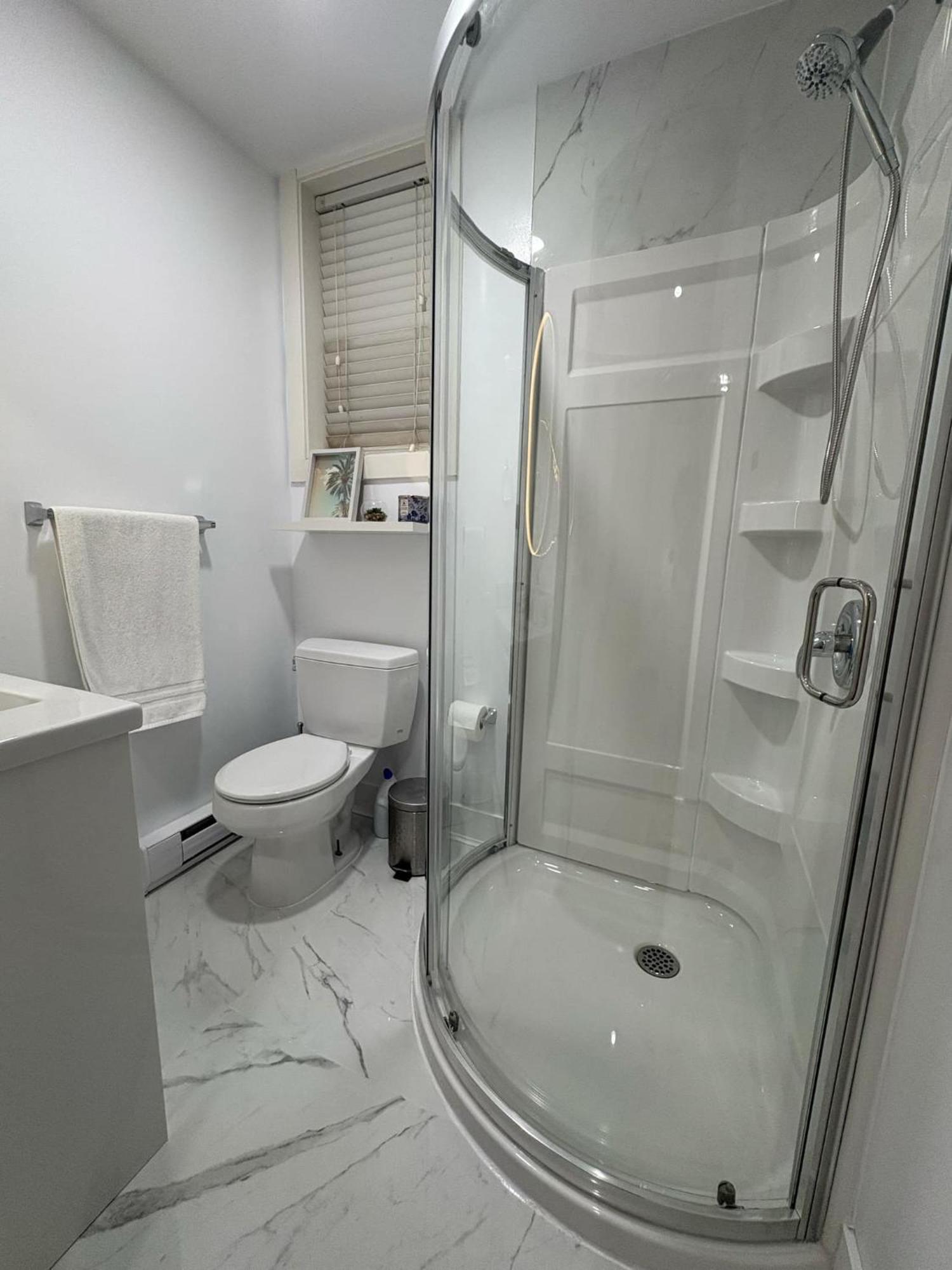 Guest Room With Private Bath In Langford Victoria Buitenkant foto